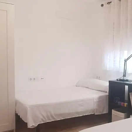 Casa Familiar Patio Y 2 Banos Con Aire Acondicionado * Malaga